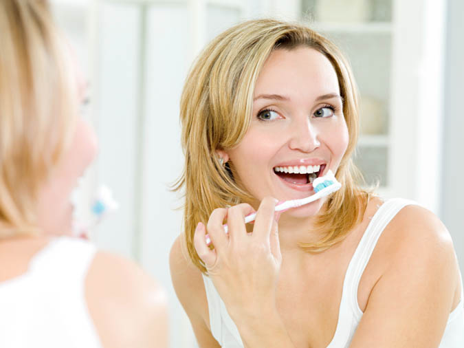 Femme heureuse brosse-à-dents