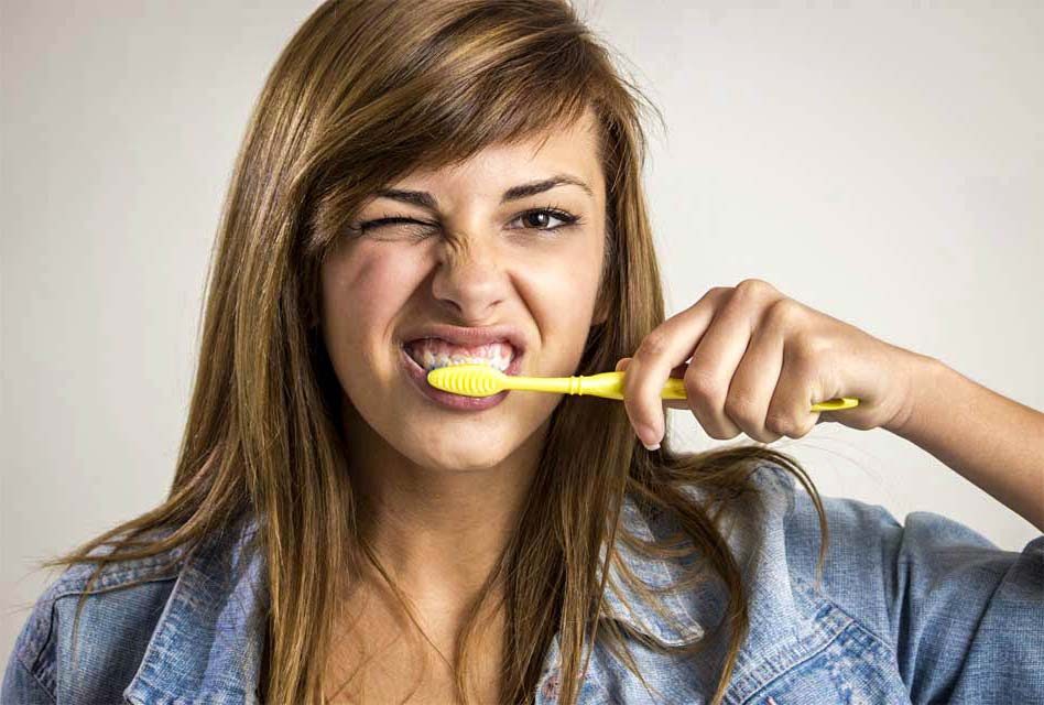 Est-ce normal que les gencives saignent lorsqu’on se brosse les dents?