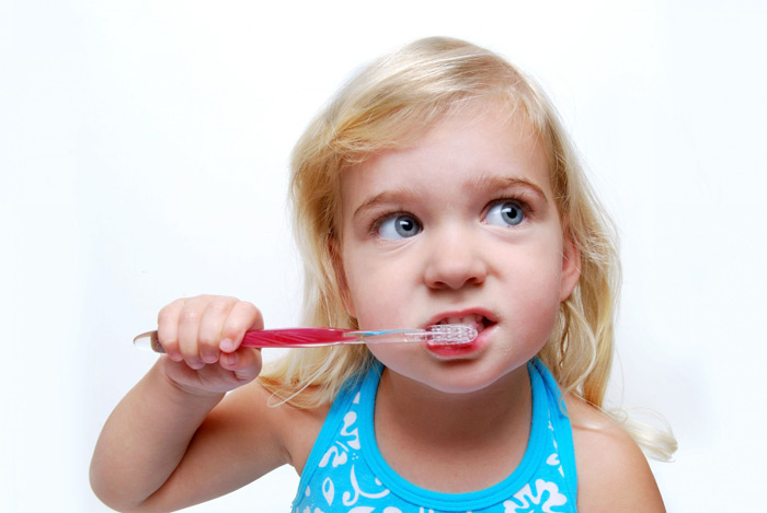 Petite fille se brossant les dents