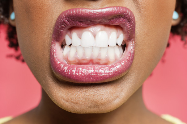 Qu’est-ce qui pourrait causer le grincement des dents?